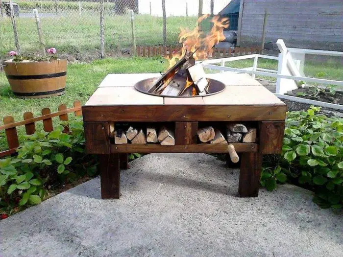 31-Pallet-Fire-Pit-Table-700x525.jpg